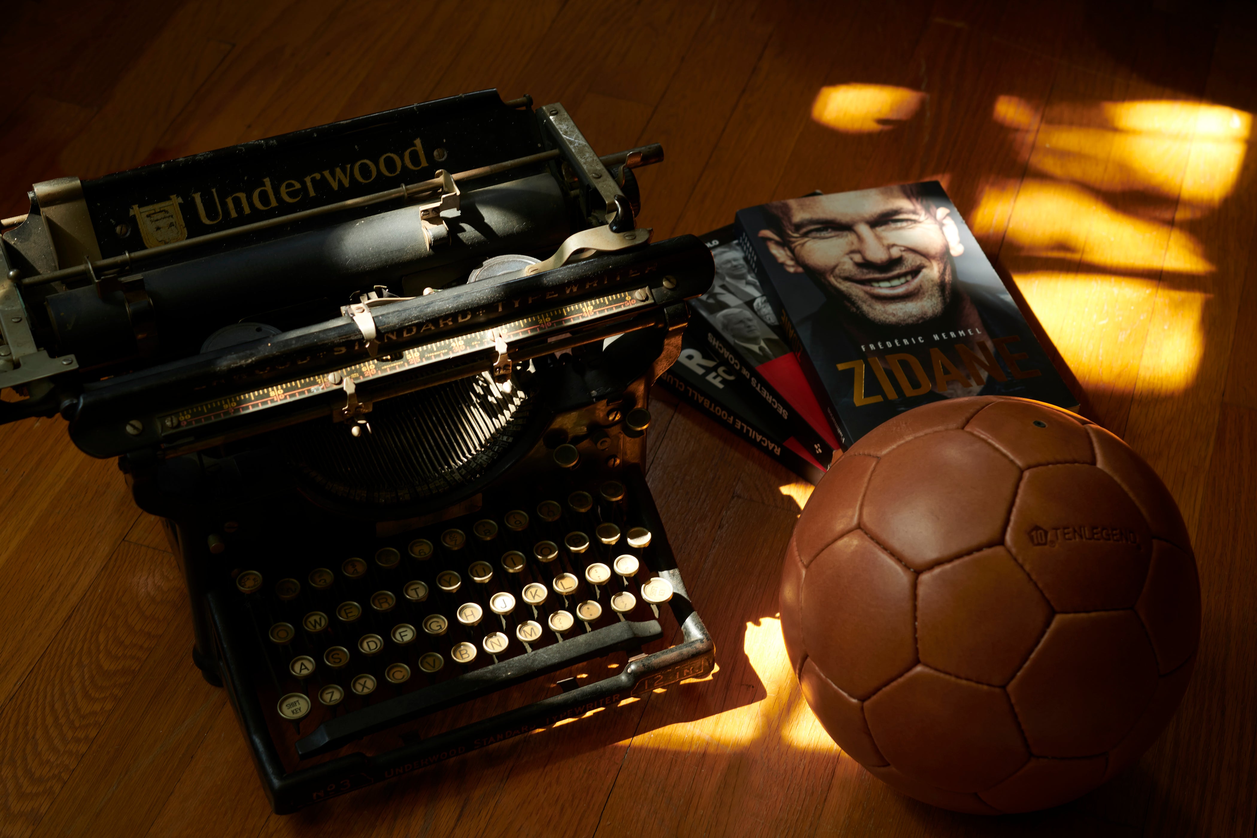 Vintage Leather Football - tenlegend