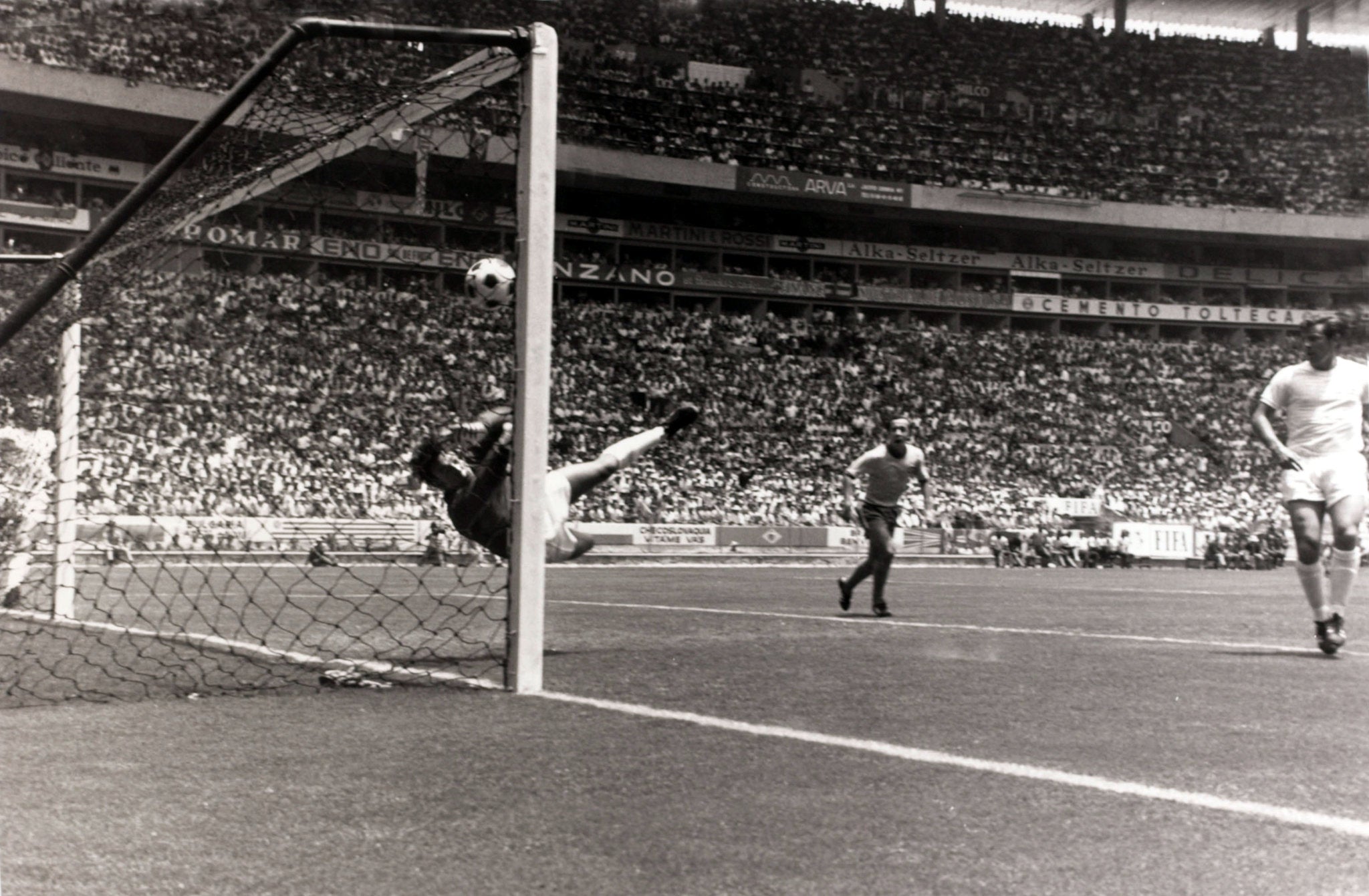 TOP 10 WORLD CUP MEMORIES OF ALL TIME - NUMBER 8 - BANK ON GORDON TO MAKE THE SAVE